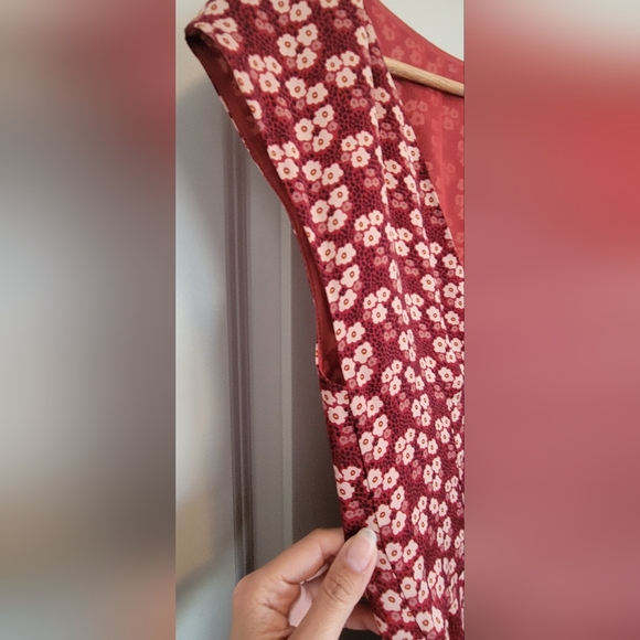 Elegant Red and White Midi Dress - Picture 12 of 15